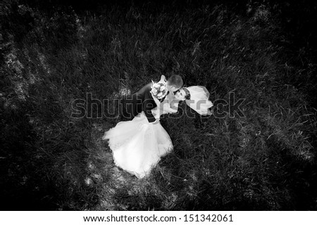 black-n-white portrait  groom and  bride