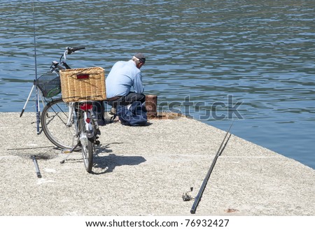 old man to fish, with a bicycle with a basket