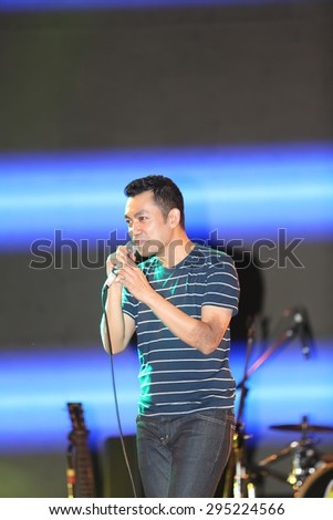 SURAT THANI, THAILAND - FEBRUARY 21 : Modern Dog Band performs at Chang Music Connection Concert on February 21, 2015 in Surat Thani, Thailand. Modern Dog is a Thai rock band, formed in 1992.