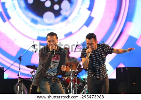 SURAT THANI, THAILAND - FEBRUARY 21 : Modern Dog Band performs at Chang Music Connection Concert on February 21, 2015 in Surat Thani, Thailand. Modern Dog is a Thai rock band, formed in 1992.