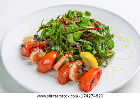 Grilled prawns and tomatoes mixed leaf salad with anchovies