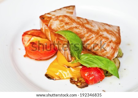 Grilled tuna steaks with vegetables, capers and basil