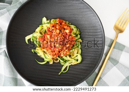 Foto Bild Hausgemachte Zucchini-Spaghetti mit Pestosauce, Brokkoli und Kirschtomaten