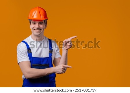 Foto Bild Positiver reifer Handwerker in der Werkstatt