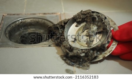 Drain cleaning. Clogged and dirty sewer pipes floor drain. Full of hair and accumulated clogged grease. Maintenance the floor drain sewage system in bathroom. fixing clean wash and unclog a drain. Foto stock © 