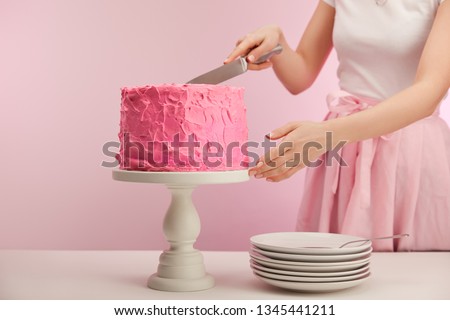 Similar – Foto Bild Person, die den Kuchen auf dem Tisch anschneidet