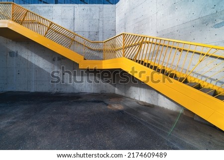 Foto Bild Gelbe Wandstruktur, Treppe und Graffiti