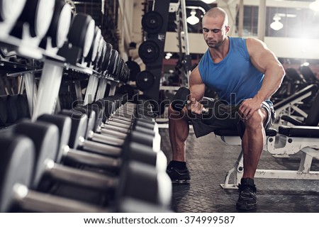bodybuilder working out with bumbbells weights at the gym   Stock foto © 