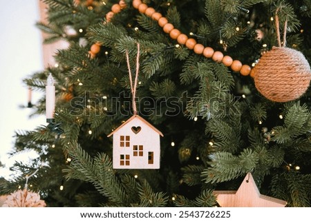 Foto Bild Weihanchtsbaum aus Holzstöcken und roten Kugeln