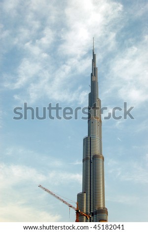 DUBAI, UAE - AUGUST 27: The finishing stage of construction of Burj Dubai (Burj Khalifa), world\'s tallest skyscraper (height 828m, 160 floors) on August 27, 2009 in Dubai, United Arab Emirates