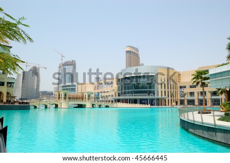 DUBAI - AUGUST 27: The Dubai Mall on August 27, 2009 in Dubai. It is the world\'s largest shopping mall located in Burj Khalifa complex and has 1200 shops