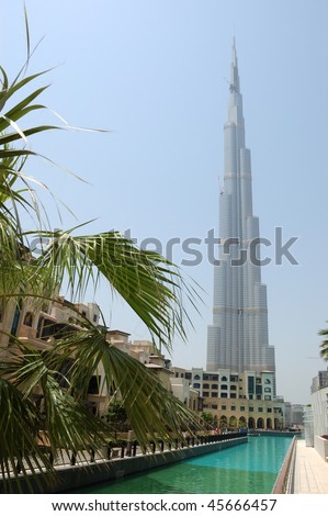 DUBAI, UAE - AUGUST 27: The finishing stage of construction of Burj Dubai (Burj Khalifa), world's tallest skyscraper (height 828m, 160 floors) on August 27, 2009 in Dubai, United Arab Emirates