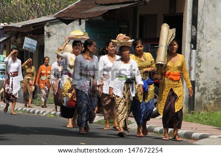 DENPASAR, INDONESIA - MAY 12: Local Balinese village women carrying offerings to a Balinese Ngaben or cremation ceremony in Ubud,Denpasar, Bali, Indonesia on May 12, 2013.