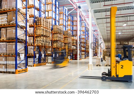 Large modern warehouse with forklifts Foto stock © 