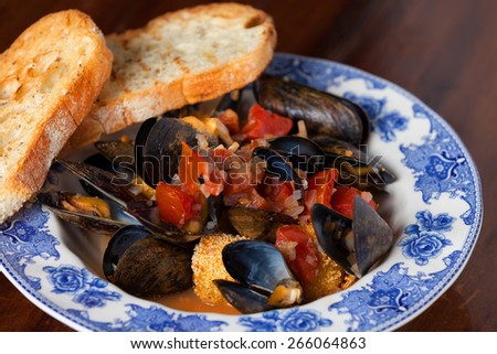 Green Mussels with garlic bread