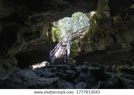 Guler Ice Cave - Lava Tubes in Gifford Pinchot National Forest, Washington State Imagine de stoc © 