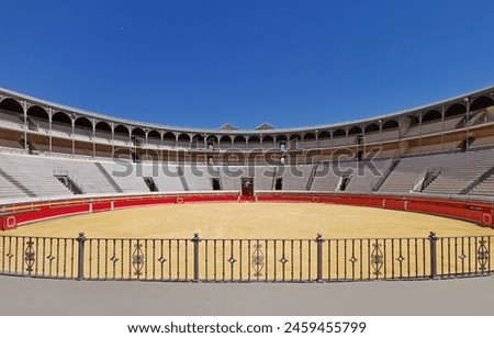 Foto Bild Die historische Stierkampf-Arena von Malaga im Sonnenaufgang