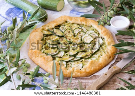 Foto Bild Zucchini-Galette auf Holztisch