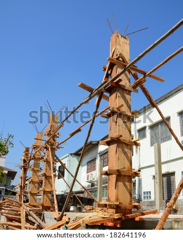 Template reinforced concrete columns It is made of wooden, strong and firmly fixed together by inserting steel rods and pour cement into a wooden template to make post structure of the building.