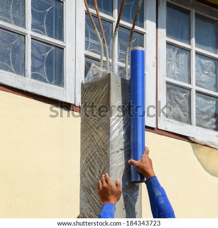 Builders are using plastic pole wrapped reinforced concrete columns to control the evaporation of water is a mixture of reinforced concrete not to evaporate too quickly.