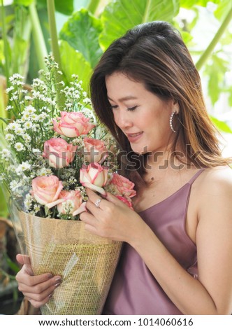 https://image.shutterstock.com/display_pic_with_logo/169598340/1014060616/stock-photo-asian-woman-holding-white-pink-roses-bouquet-in-her-arm-feeling-happy-and-appreciate-flower-gif-1014060616.jpg