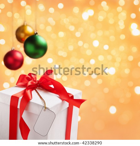Single Christmas pattern with blank tag and ornaments on golden background. PS : the image has been altered for background.