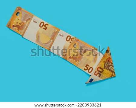 Arrow pointing down made of fifty Euro bank notes on blue background. Financial and economy forecast for future. Euro Union decrease in financial power Foto stock © 
