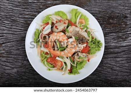 Similar – Foto Bild leckere Gourmet-Pasta mit pikanten Meeresfrüchten, Garnelen, Tintenfisch und Muscheln, gekocht mit rosa Pfeffer und Thymian