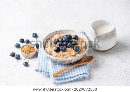 Foto Bild Heidelbeeren mit Müsli und Joghurt in einer Schüssel