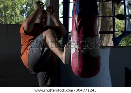 Fat guy training This boxing for good health.
