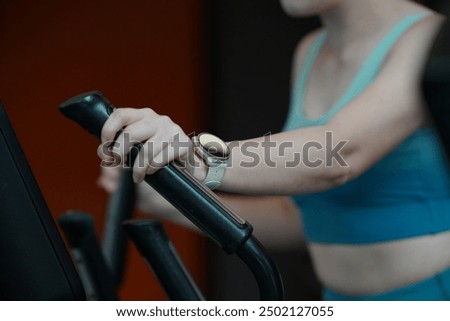 Similar – Foto Bild Frau Übung Elliptical Cardio laufen Training im Fitnessstudio