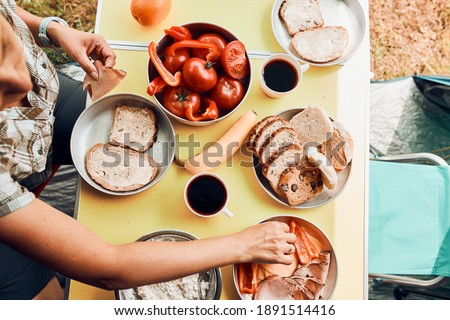 Foto Bild Frühstück in den Sommerferien auf dem Campingplatz zubereitet