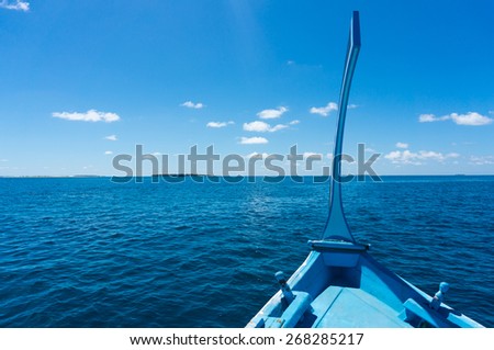The open horizon viewed from the bow of a local Maldivian boat
