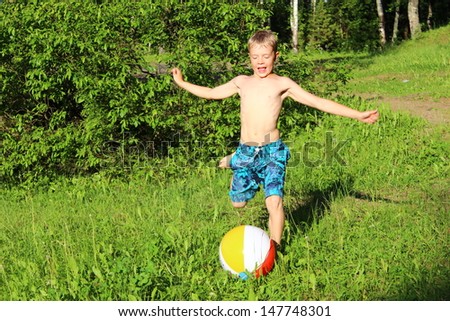 the child plays with the ball in the ?ark