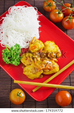 dish of meat in the sauce and rice noodles