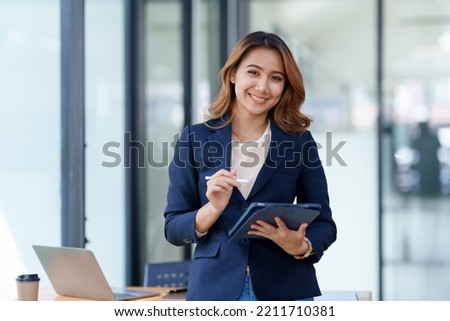 Similar – Foto Bild Asiatische Geschäftsfrau mit Tablet im Park