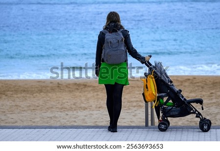 Foto Bild Spaziergänger mit Brandung am Strand von Sao Pedro de Moel in Portugal