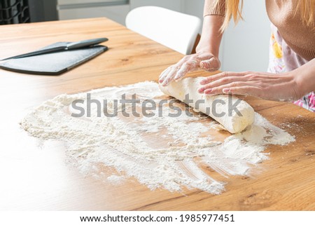 Woman prepares dough on the kitchen table. The chef prepares brad Imagine de stoc © 