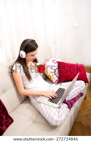 Young woman relax listening some music at home with the laptop