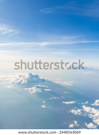 Foto Bild Ein Wolke über den Berggipfeln