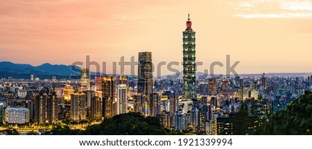 View from above, stunning view of the Taipei City skyline illuminated during a beautiful sunset. Panoramic view from Mount Elephant, Taipei, Taiwan. 商業照片 © 
