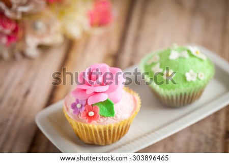 Shabby chic cupcakes decorated with sugarpaste flowers