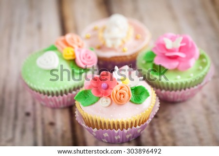 Shabby chic cupcakes decorated with sugarpaste flowers