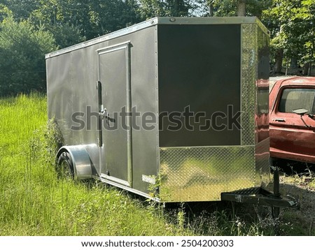 Similar – Foto Bild Grüner und alter Wohnwagen auf der grünen Wiese aufgegeben