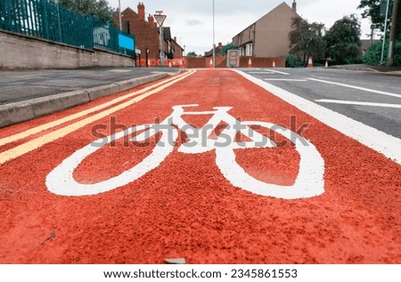 Foto Bild Radweg mit roter Fahrbahnmarkierung bei winterlichen Straßenverhältnissen.