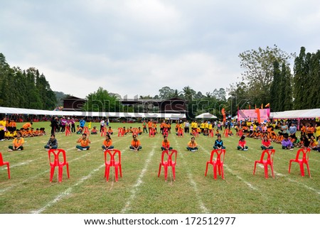 CHUMPHON - DECEMBER 20 : Unidentified staff game a teamwork racing at Kindergarten sport day on 20 December, 2013 in Chumchonwatkhanngoen school, Chumphon, Thailand.