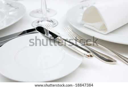 Table arrangement in very expensive haute cuisine restaurant