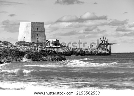 black and white image of Calalunga Tower and Trabucco, (Trabocco, Trebuchet) on Apulian coast, on Adriatic sea. Peschici, Puglia (Apulia), Italy, Europe Foto d'archivio © 