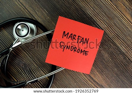 Marfan Syndrome write on sticky notes isolated on Wooden Table. Imagine de stoc © 