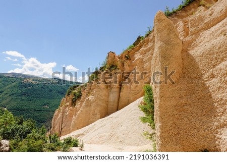 Lame Rosse, Sibillini's mountains. Stratifications of rock in the shape of pinnacles and towers consisting of gravel held together by clay and silts, thanks to the erosion of atmospheric agents. Foto d'archivio © 